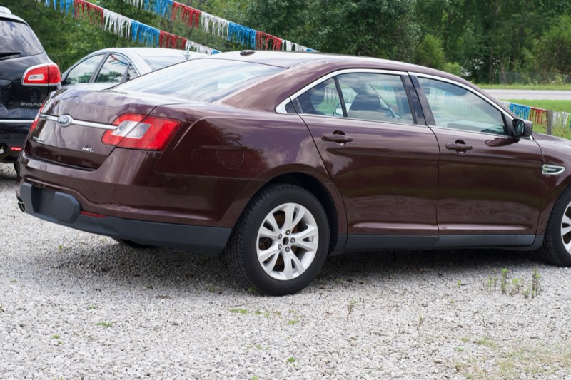 Maroon Ford Taurus SEL, rear three-quarter showing SEL badge